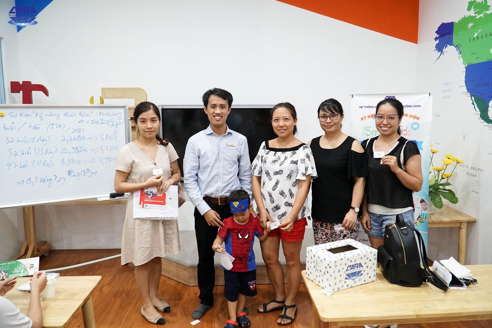 Các Quý phụ huynh may mắn nhận được các suất học bổng khóa học kỹ năng sống trẻ em và quà tặng từ Cara.