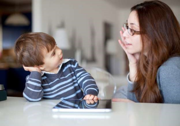 lam-gi-de-con-biet-lang-nghe